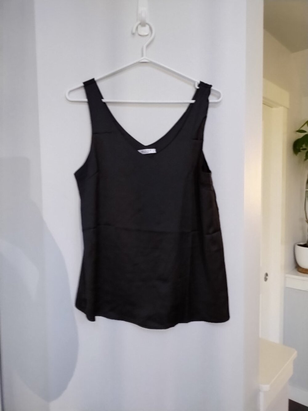 Light satin felling vneck tank